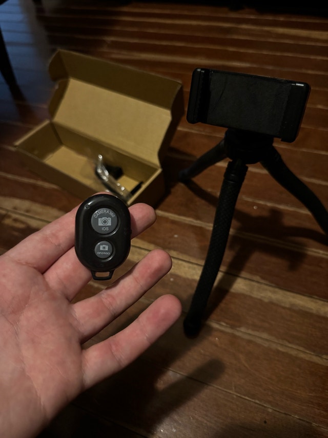 Phone tripod + remote - photo 2