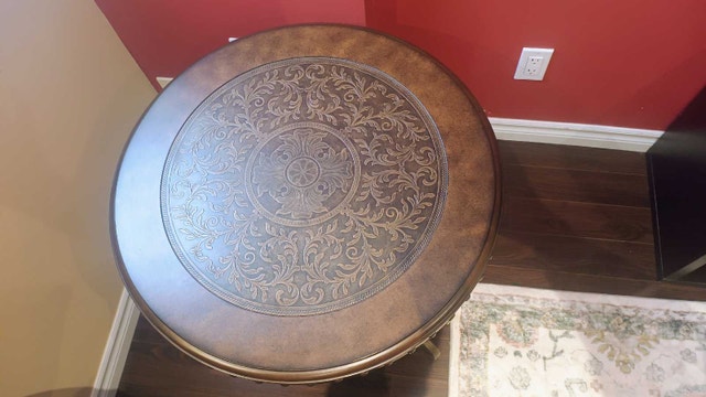 Elegant Round Accent/Coffee Table