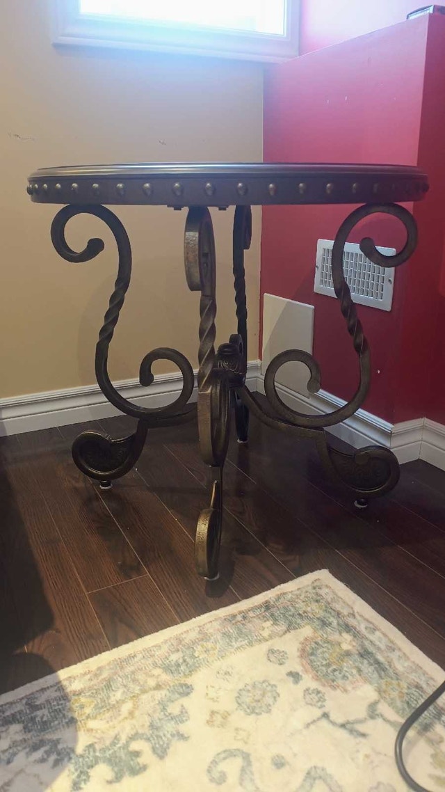 Elegant Round Accent/Coffee Table - photo 2