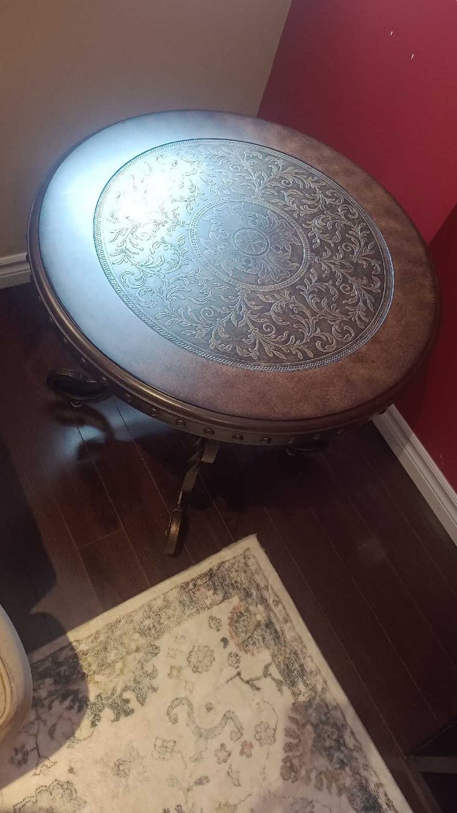 Elegant Round Accent/Coffee Table - photo 3