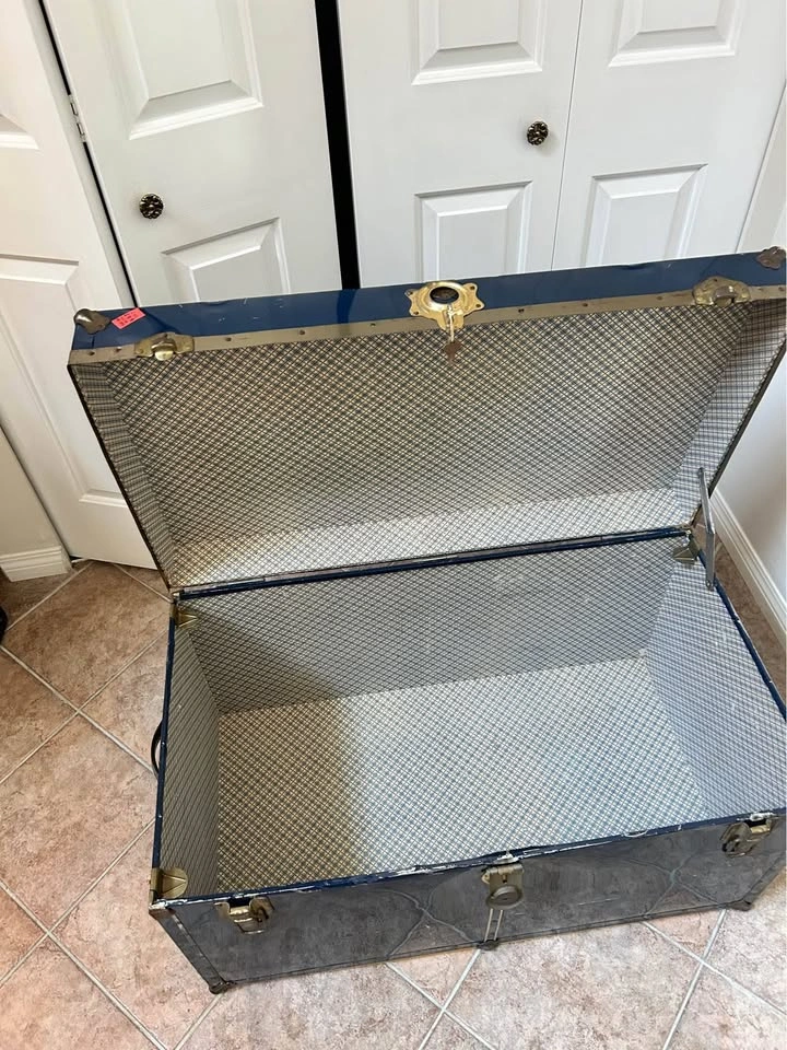 Vintage metal and brass trunk - photo 4