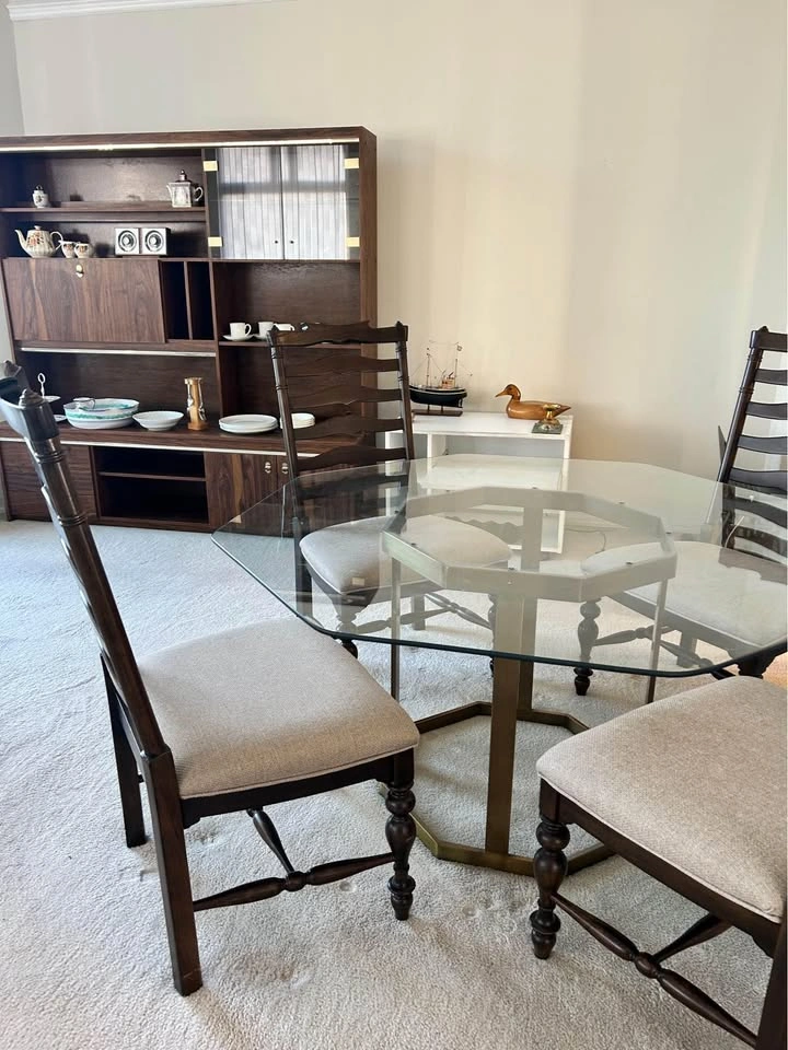 Like new! Glass dining table & chairs - photo 4