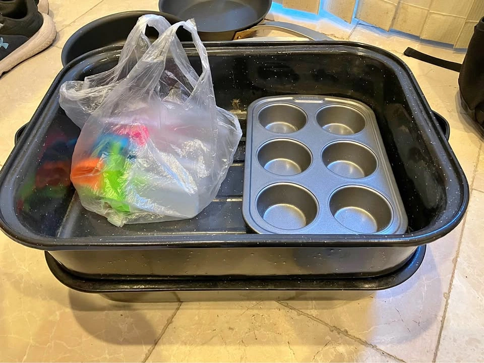 A bunch of cookware