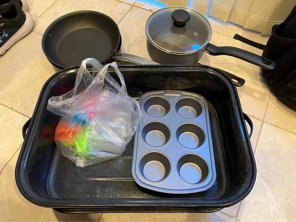 A bunch of cookware - photo 2