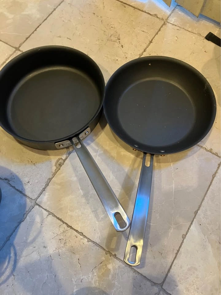 A bunch of cookware - photo 3