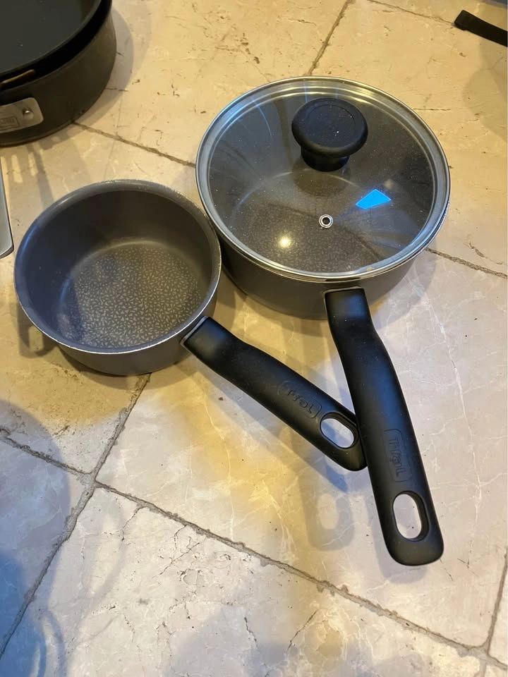 A bunch of cookware - photo 4