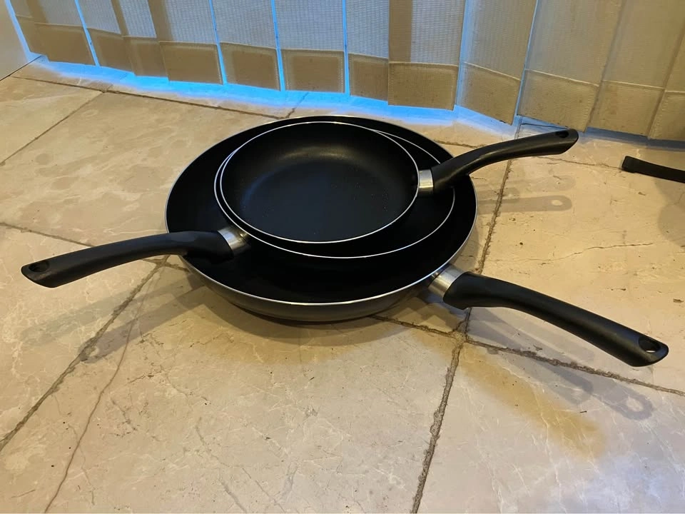 A bunch of cookware - photo 5