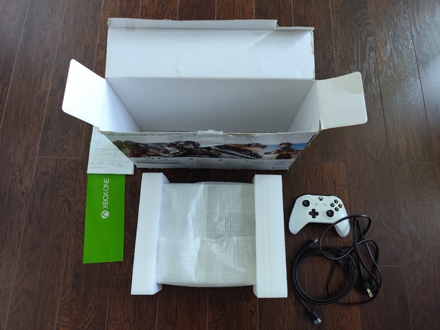(Delivery) LNIB Xbox One S 1TB w/games - photo 2