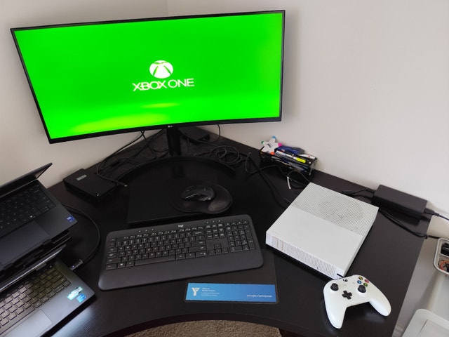 (Delivery) LNIB Xbox One S 1TB w/games - photo 3
