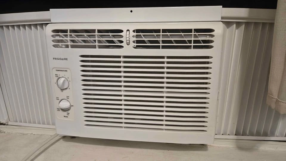 Frigidaire Window Air Conditioner - photo 2