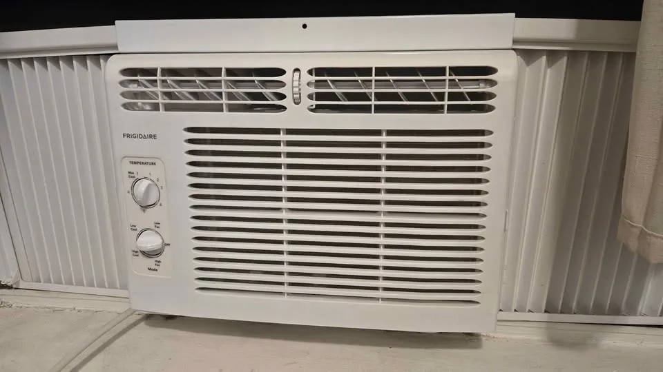 Frigidaire Window Air Conditioner - photo 2