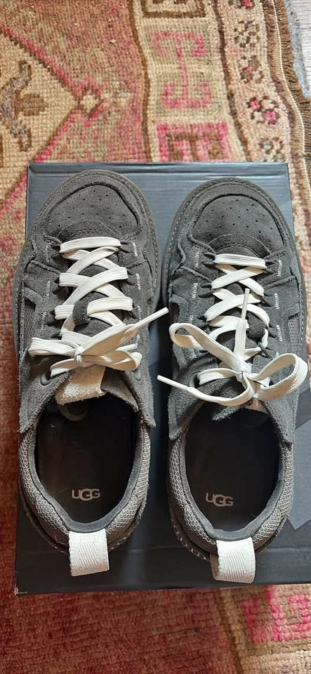 UGG W size 10 - very good condition