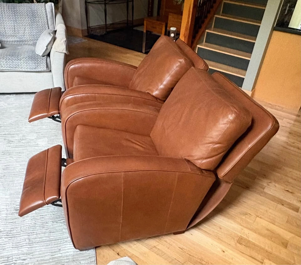 Two very comfy leather recliners - photo 3