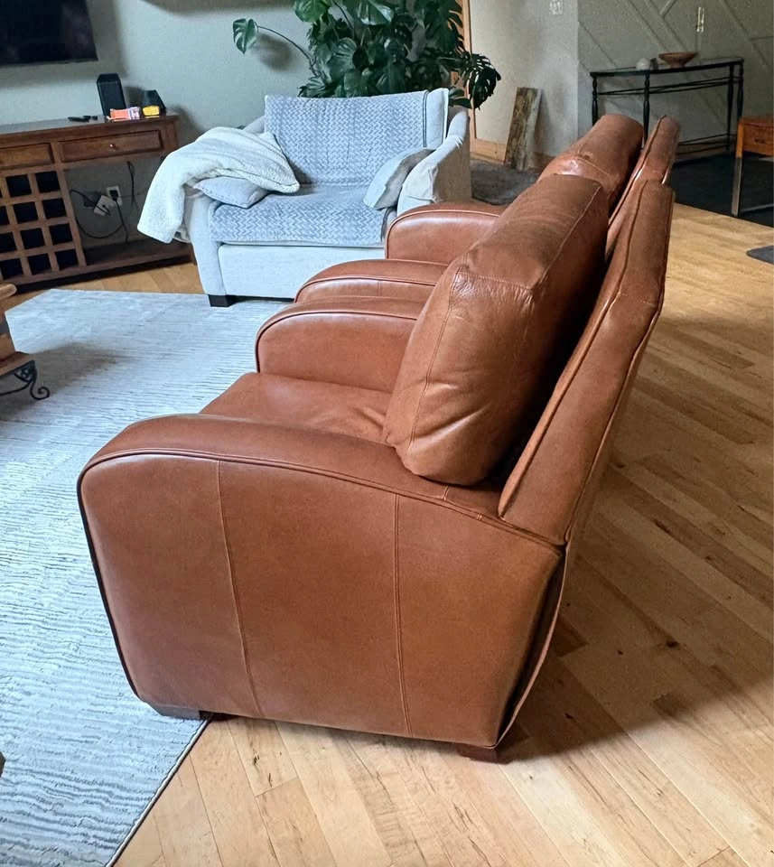 Two very comfy leather recliners - photo 4