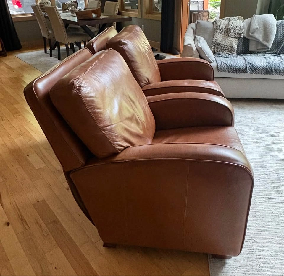 Two very comfy leather recliners - photo 5