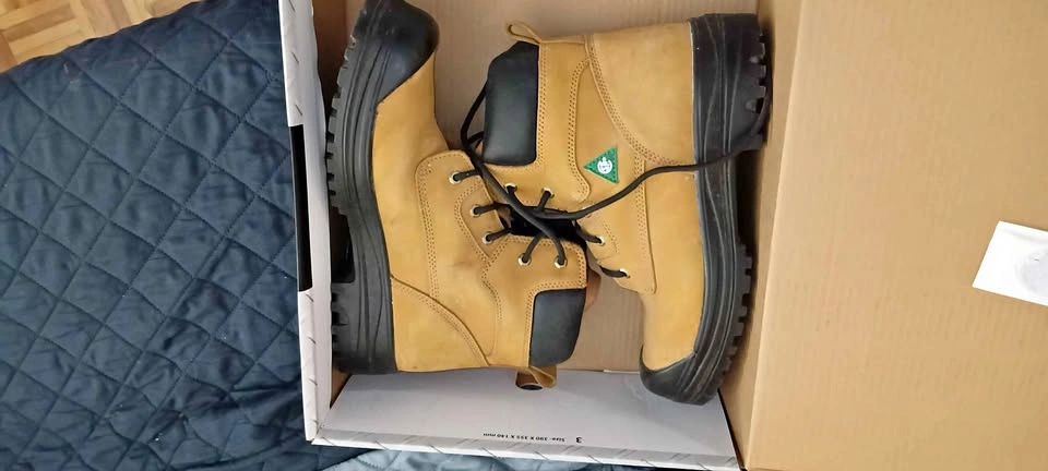 Size 12 CSA approved aggressor steel toe workboots with box