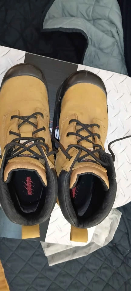 Size 12 CSA approved aggressor steel toe workboots with box - photo 2