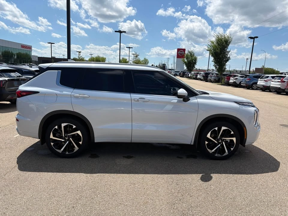 2025 Mitsubishi Outlander - photo 2