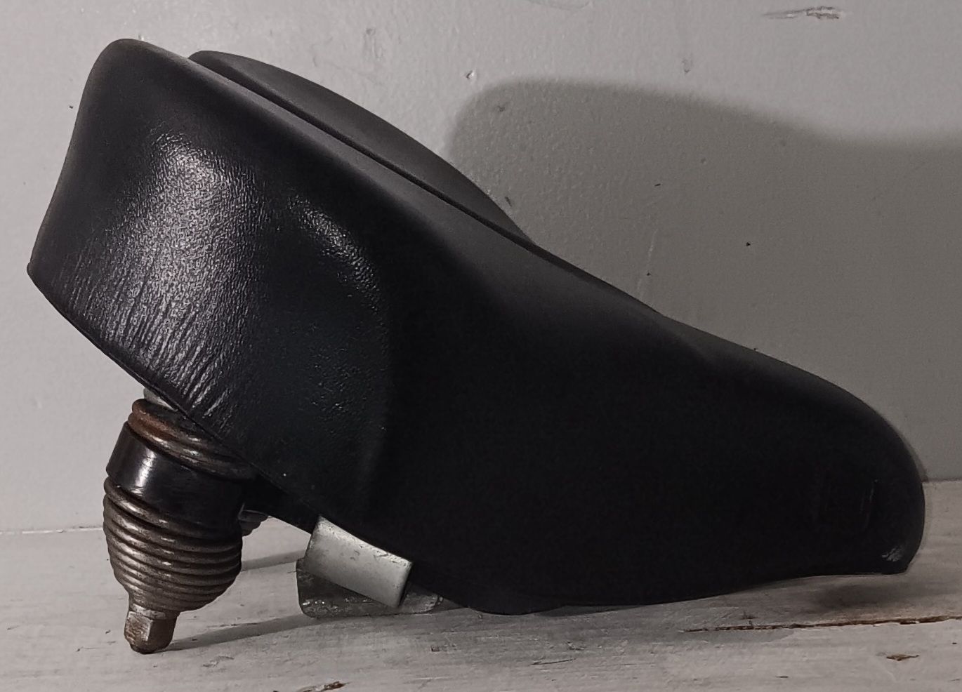 Selle Royal Wide Comfort Cruiser Bike Saddle with Dual Springs - photo 3