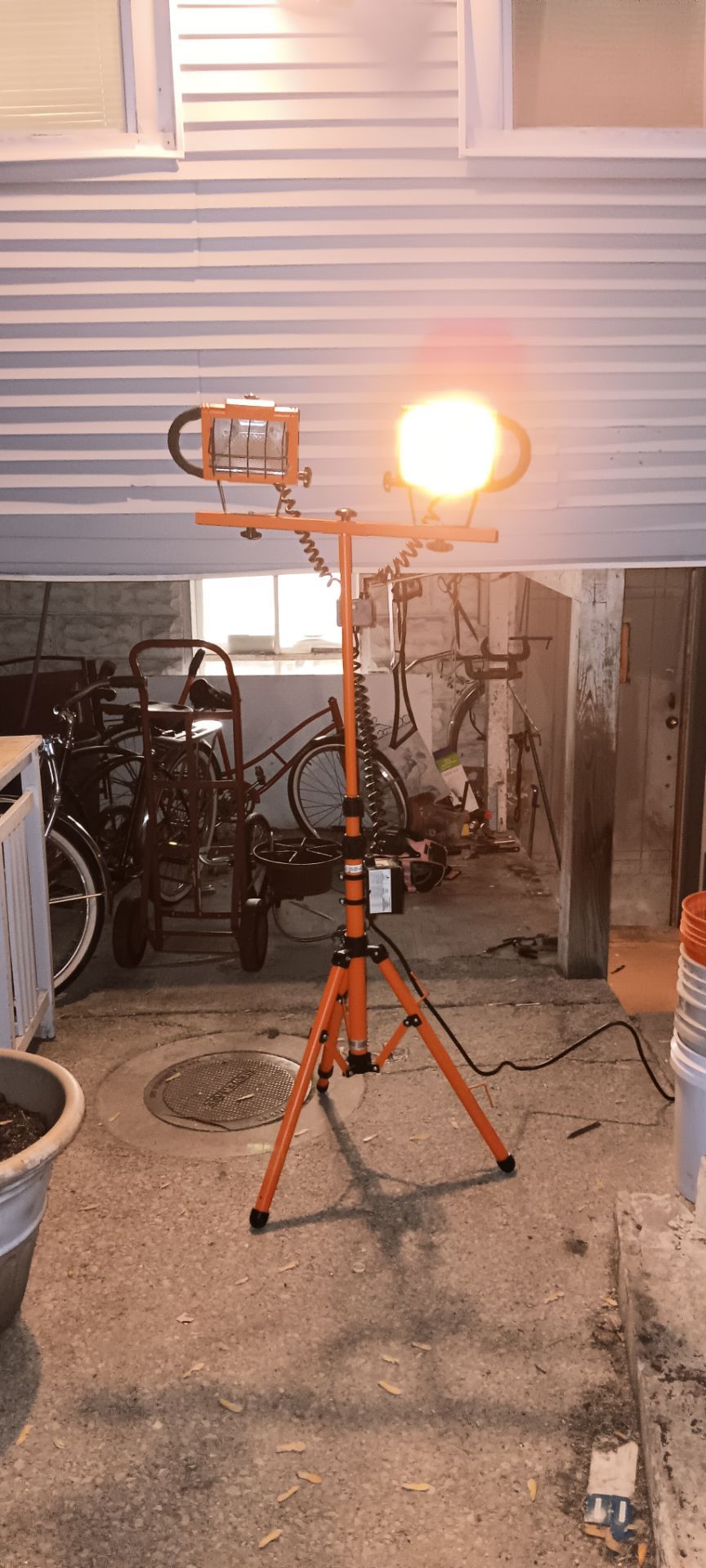 Regent 1000W Dual Head Halogen Work Light on Tripod