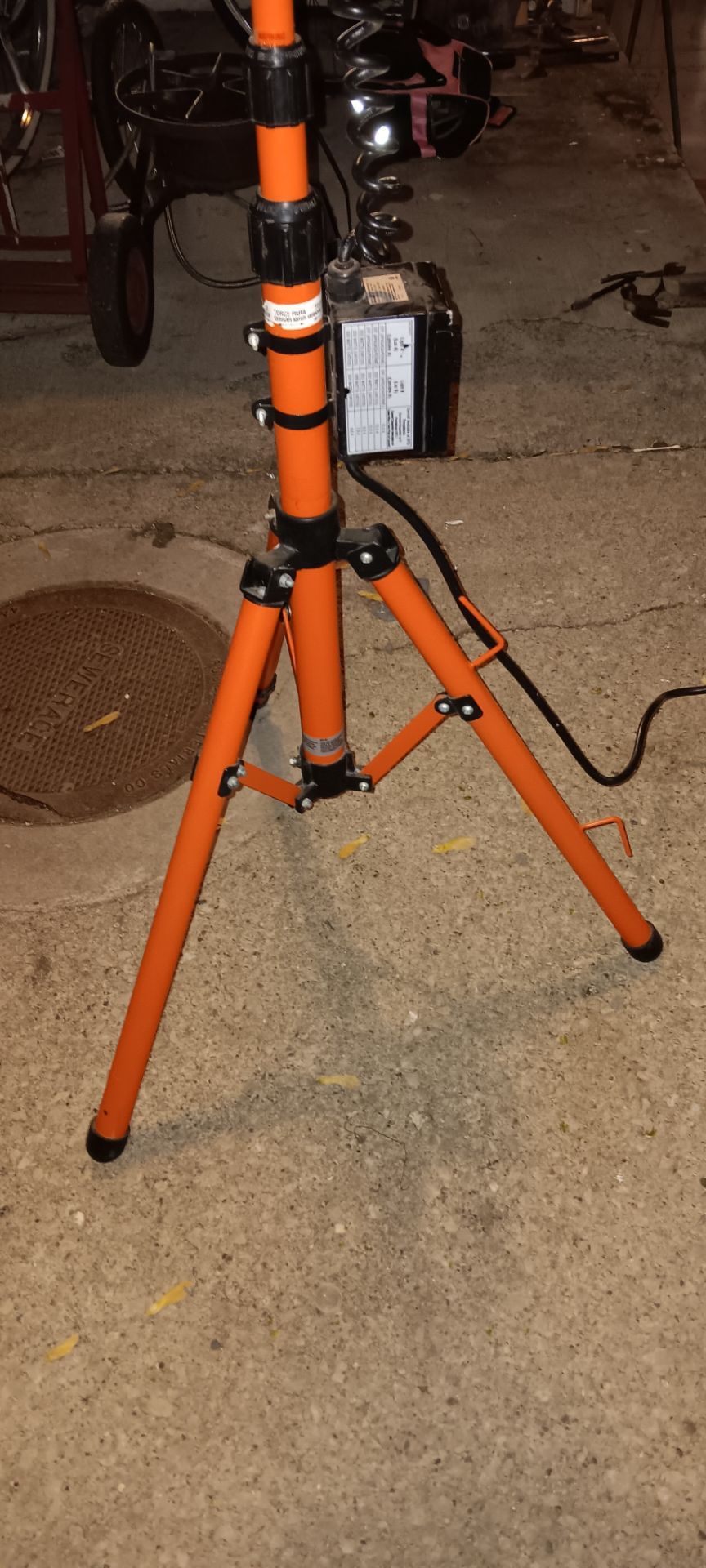 Regent 1000W Dual Head Halogen Work Light on Tripod - photo 3