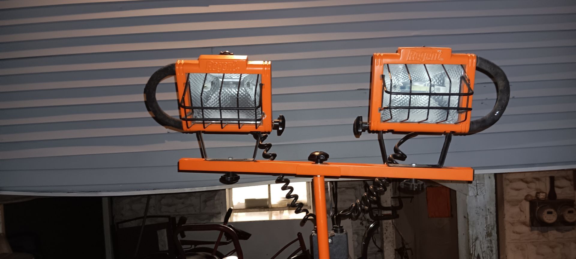 Regent 1000W Dual Head Halogen Work Light on Tripod - photo 4