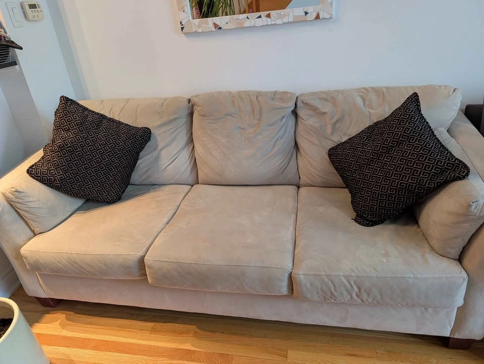 Comfy Klaussner Couch in Great Condition - photo 2