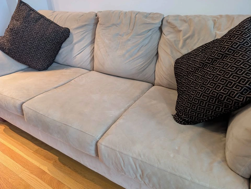 Comfy Klaussner Couch in Great Condition - photo 3