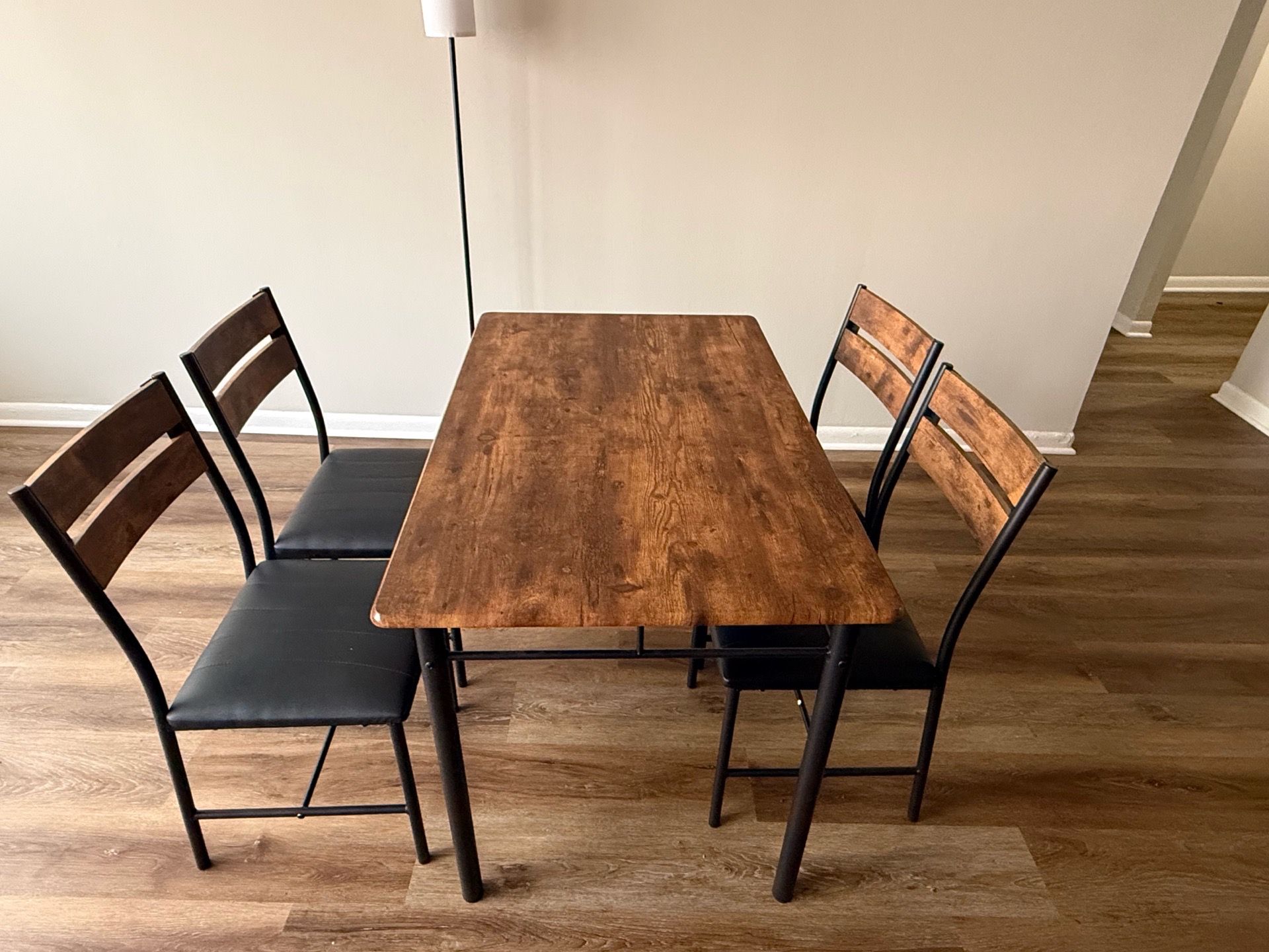 4-Piece Dining Table Set with 4 Chairs – Excellent Condition