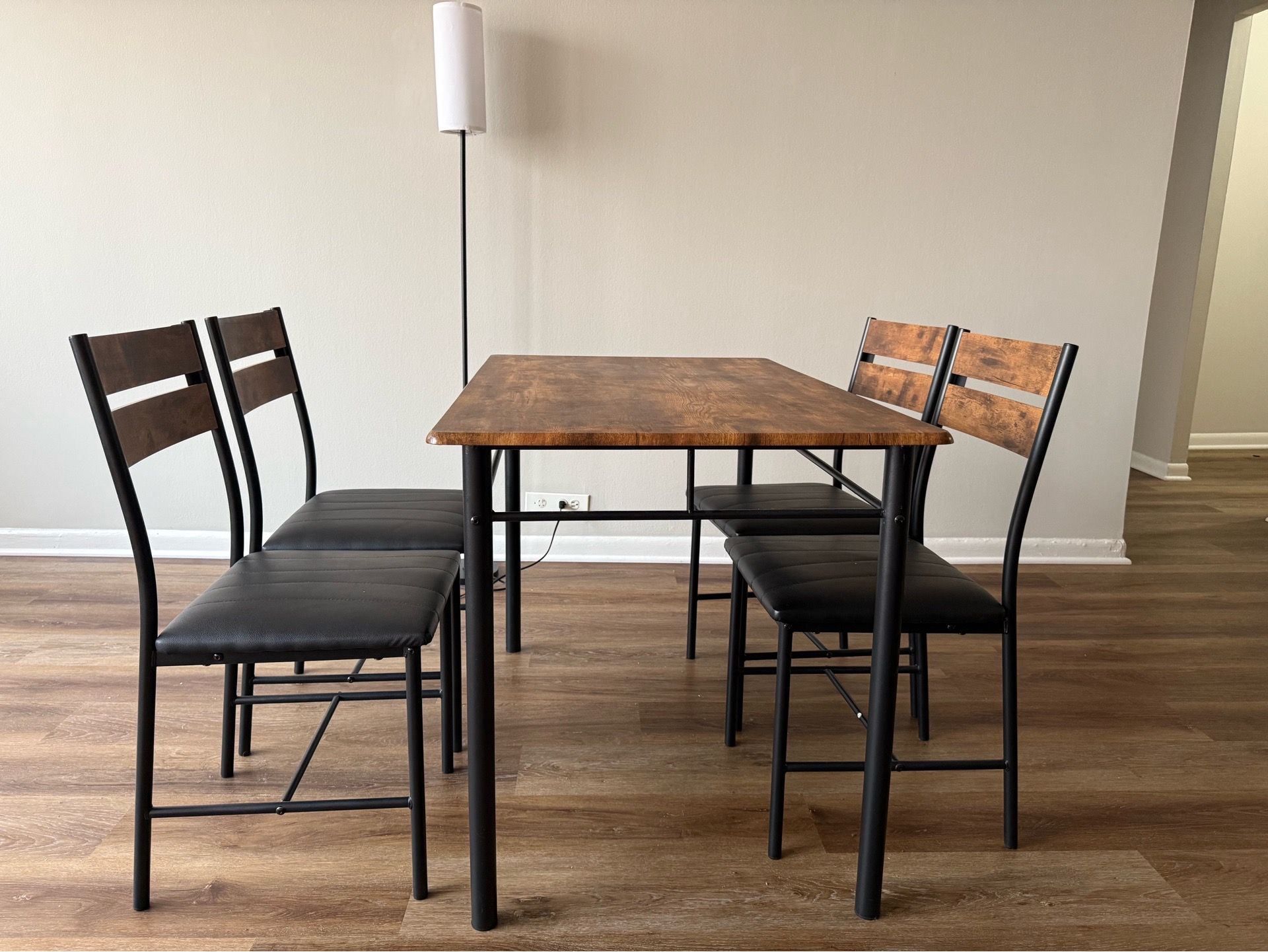 4-Piece Dining Table Set with 4 Chairs – Excellent Condition - photo 4