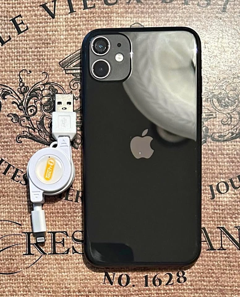 (90%) iPhone 11 64GB - Excellent Condition + Accessories