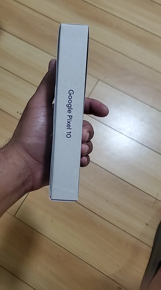 Google Pixel 10 BNIB SEALED - photo 3