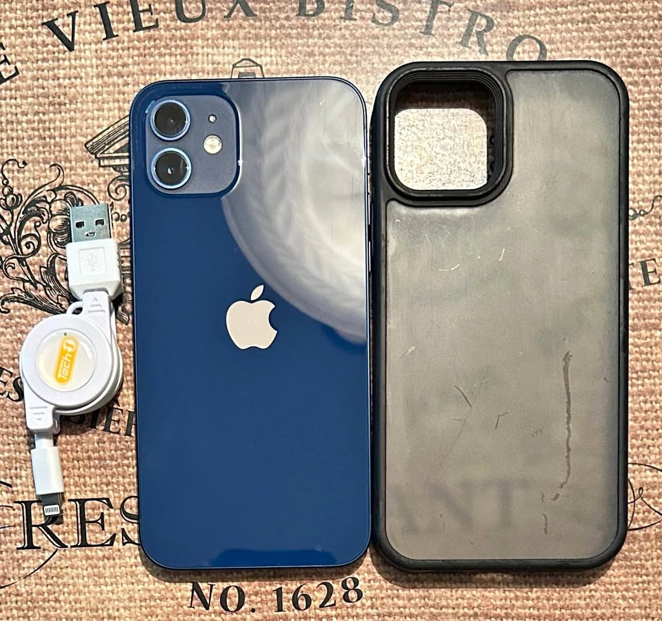 (96%) iPhone 12 64GB Excellent Condition + Accessories
