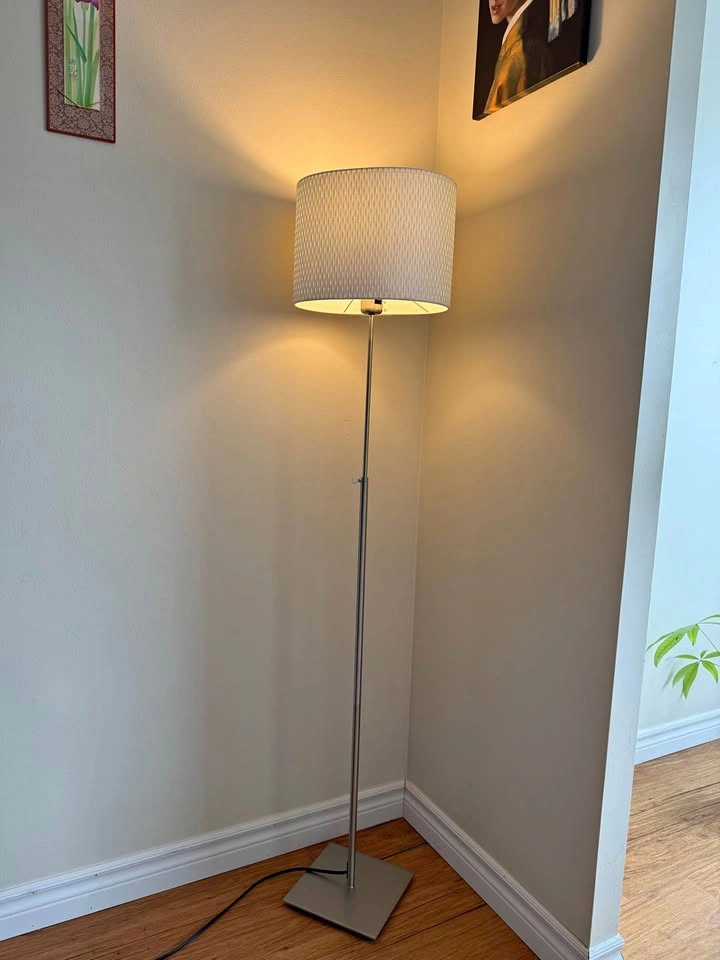 Height-adjustable floor lamp