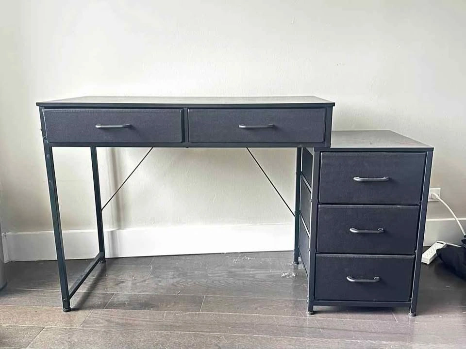 Desk - photo 2