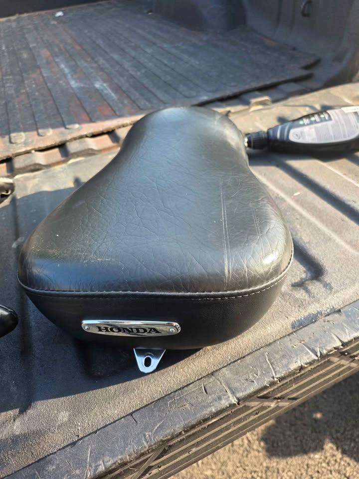 Honda Shadow Spirit 750 seat - photo 2