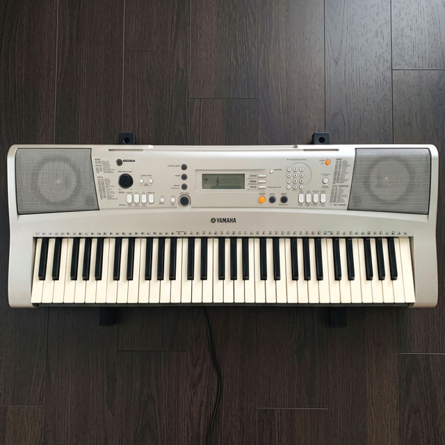Yamaha PSR-E313 61-Key Digital Keyboard with Stand (Near-Mint)