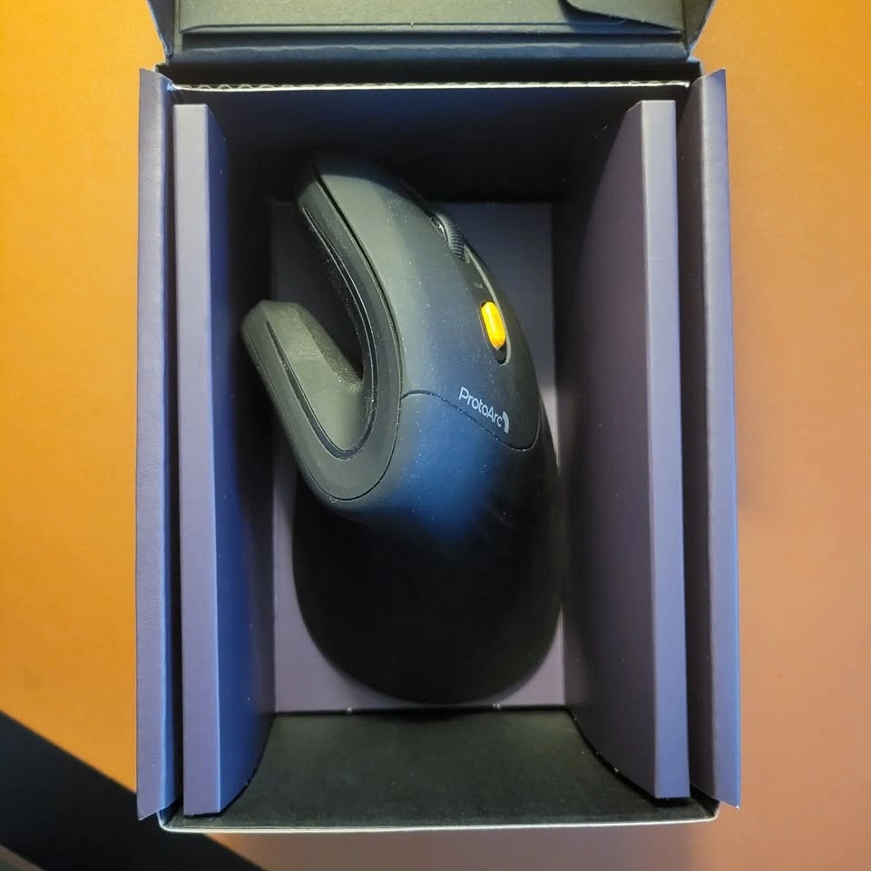ProtoArc EM11 NL Wireless Ergonomic Vertical Mouse - photo 2