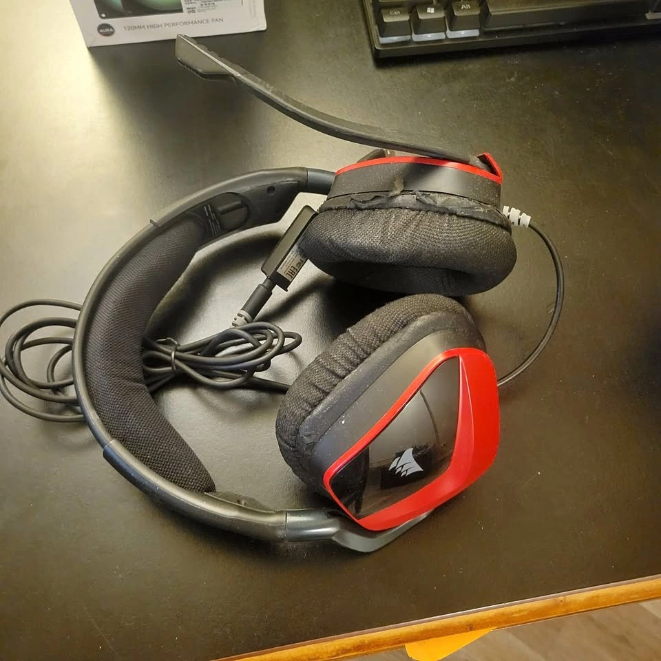 CORSAIR RDA0002 Gaming Headset Headphones Black & Red