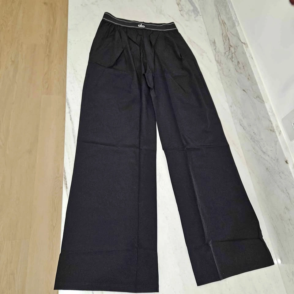 Brand new Alo Yoga Suit Up Trousers in black. Size small