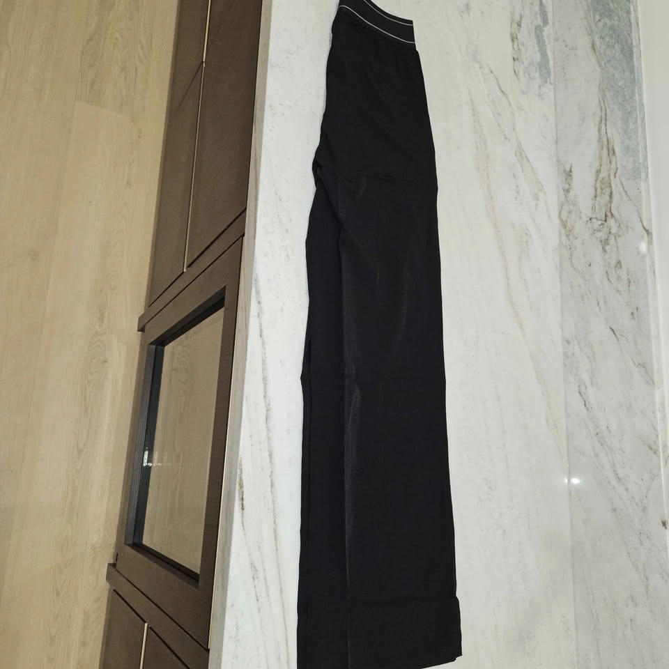 Brand new Alo Yoga Suit Up Trousers in black. Size small - photo 2