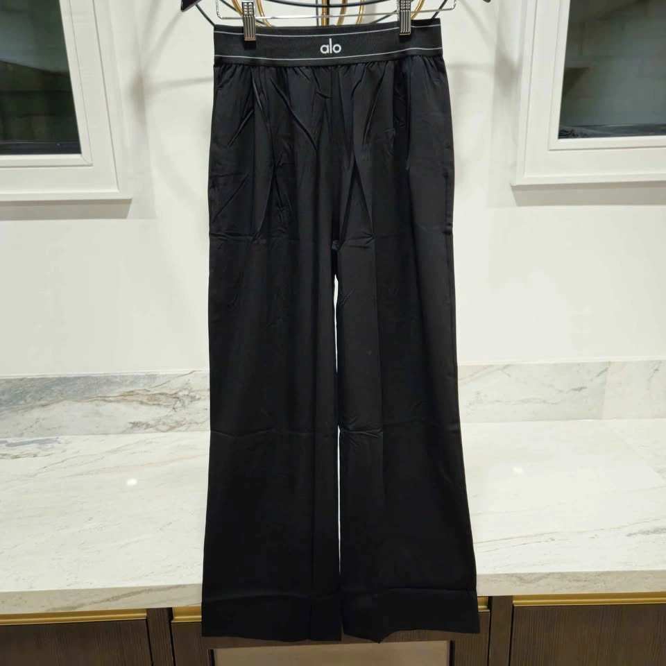 Brand new Alo Yoga Suit Up Trousers in black. Size small - photo 3