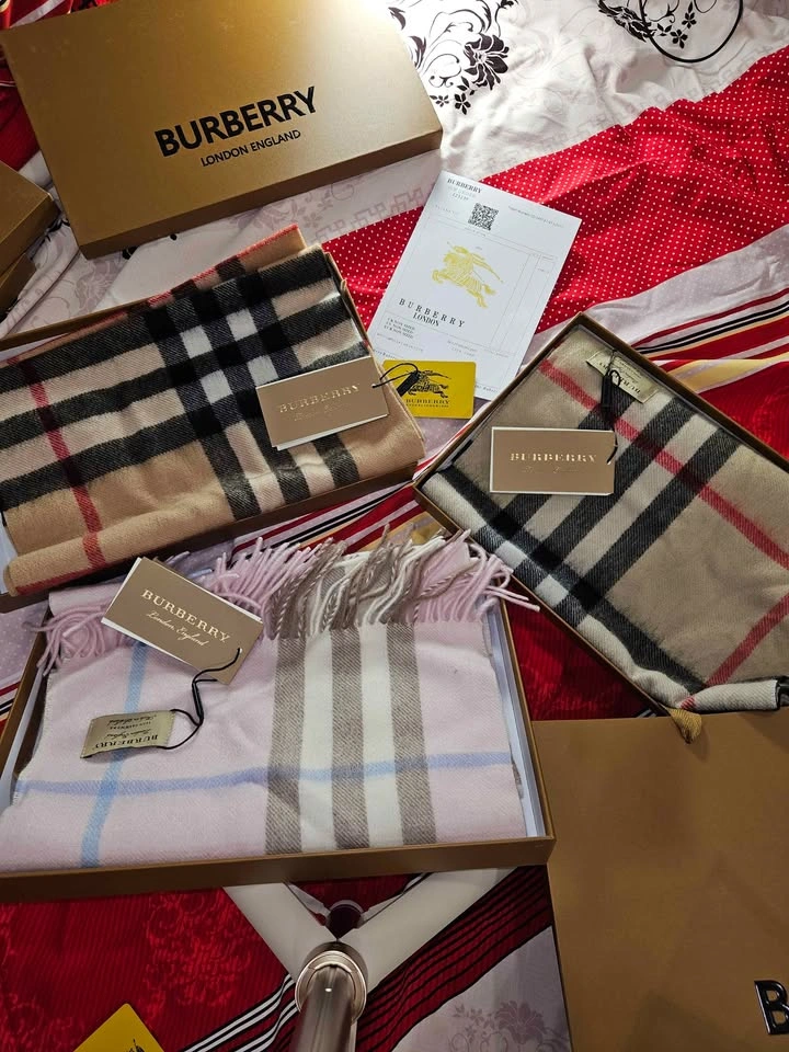Burberry scarfs color options - photo 3