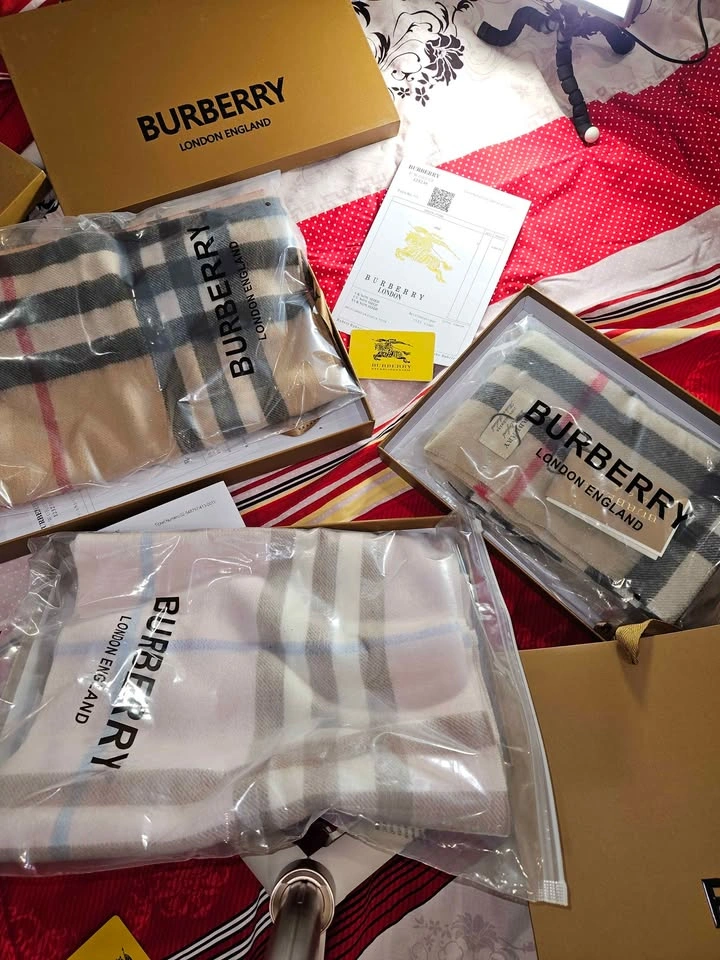 Burberry scarfs color options - photo 4