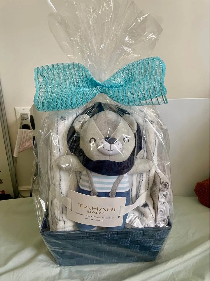 Baby gift set basket - photo 2