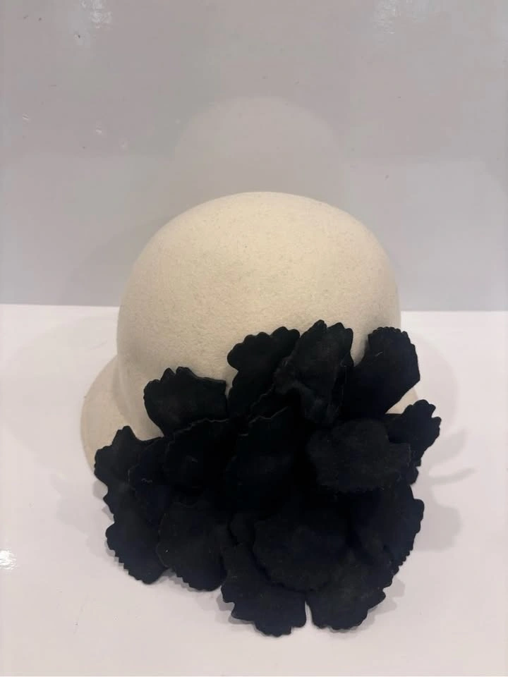 Lilliput hats ivory wool felt cloche hat black floral appliqué - photo 3
