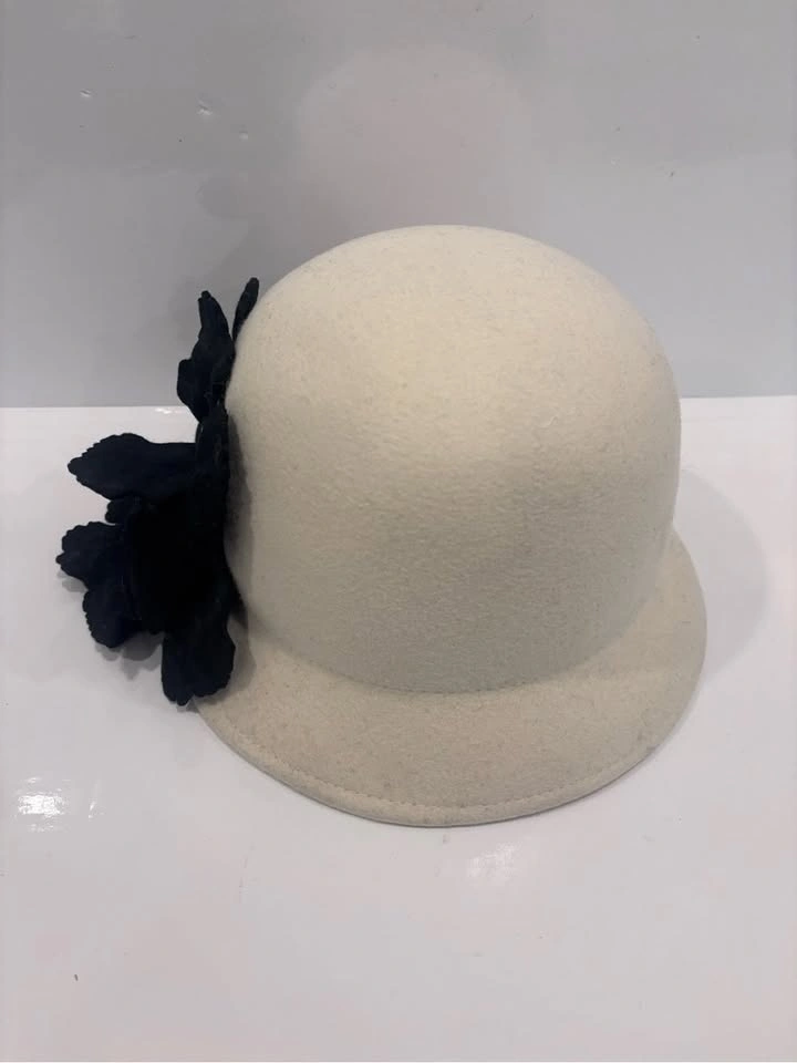 Lilliput hats ivory wool felt cloche hat black floral appliqué - photo 4