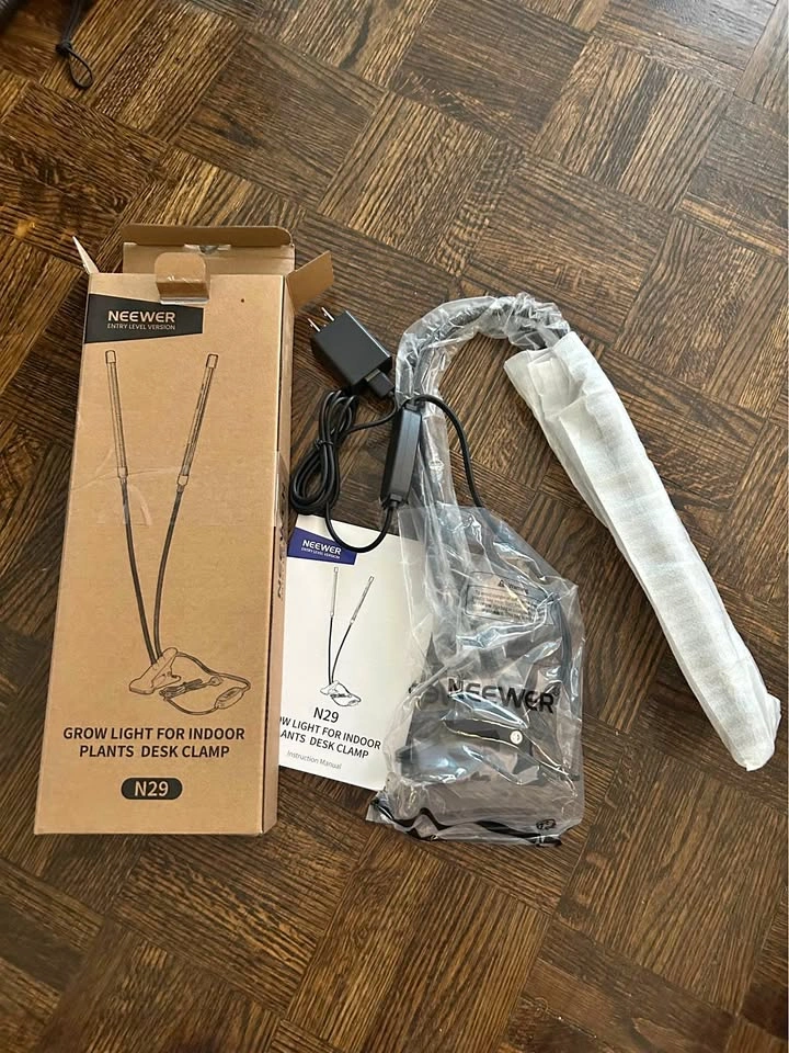 Grow light with clamp