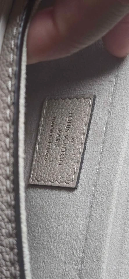 Louis Vuitton Grained Calfskin Lockme Tender Handbag - Greige - photo 4