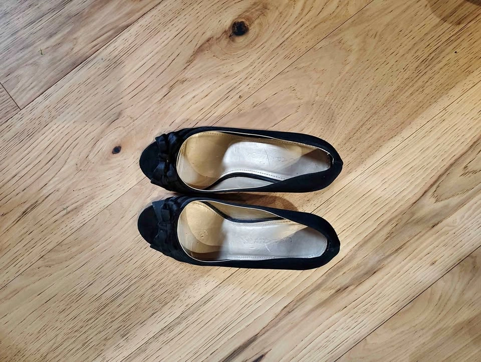 Black pumps
